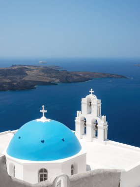 Fira kilisesinin üç çanı Santorini 'deki en tanınmış ve fotoğraflanmış kiliselerden biridir..