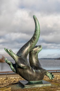 BALLOCH, SCOTLAND - 01 Mart 2022 Loch Lomond Gölü kıyısındaki deniz yaşamı merkezinde bir su samuru heykeli.