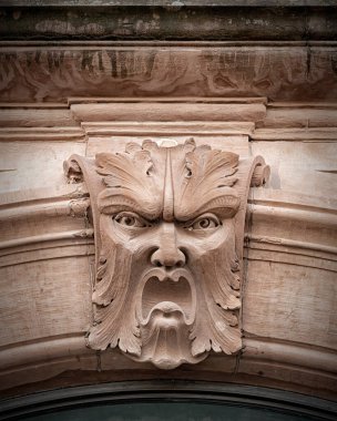 İsveç 'te Helsingborg' da bir binaya oyulmuş taş bir yüz..