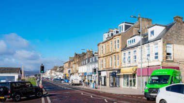 HELENSBURGH, SCOTLAND - 01 Mart 2022: Gezinti güvertesinin yanındaki ana caddenin manzarası.