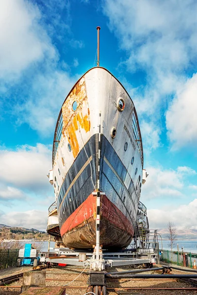 BALLOCH, SCOTLAND - 01 Mart 2022: Bir grup gönüllü tarafından yenilenen Loch paddle vapurunun hizmetçisi.