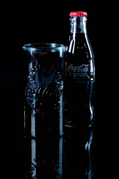 Helsingborg Sweden 2022年4月6日 在标志性的玻璃瓶旁边拍摄了一整杯可乐 — 图库照片