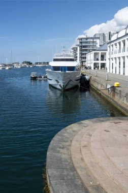 Helsingborg 'un kuzey limanında Dunkers müzesi ve lüks dairelerin yer aldığı lüks bir yat. 30 Nisan 2022' de HELSİNGBORG, SWEDEN.