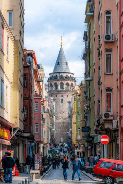 İSTANBUL, TURKEY - Nisan 09 2011: Galata Kulesi bölgenin siluetine hakim.