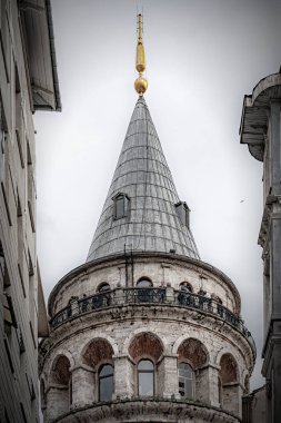 İSTANBUL, TURKEY - Nisan 09 2011: Galata Kulesi bölgenin siluetine hakim.