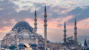 İSTANBUL, TURKEY - Nisan 09, 2011: Gün batımında Süleyman Camii.