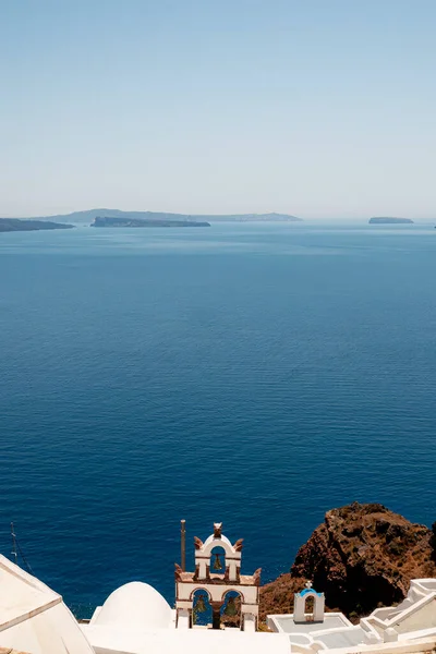 Uma Típica Torre Sino Branco Santorini — Fotografia de Stock