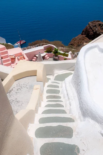 Una Escalera Típica Santorini Que Conduce Varios Hoteles Casas Restaurantes —  Fotos de Stock