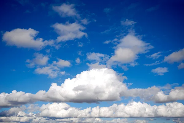 Céu azul e nuvens — Fotografia de Stock