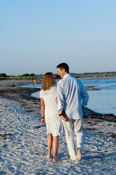 Jovem casal andando na praia — Fotografia de Stock