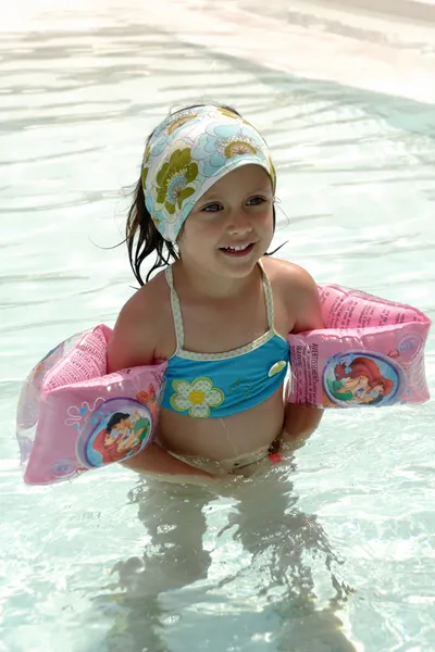 Niño feliz en la piscina — Foto de Stock