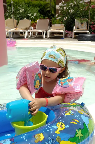 Dziecko przy basenie — Zdjęcie stockowe