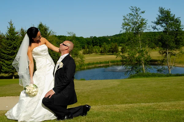 Matrimonio - Sposo in ginocchio — Foto Stock