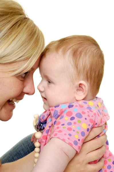 Mãe e bebê estão sorrindo — Fotografia de Stock