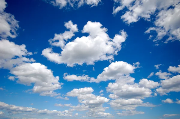 Cumulus wolken en blauwe hemel — Stockfoto