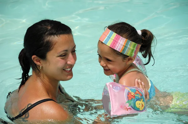 Lachende vrouw en kind — Stockfoto