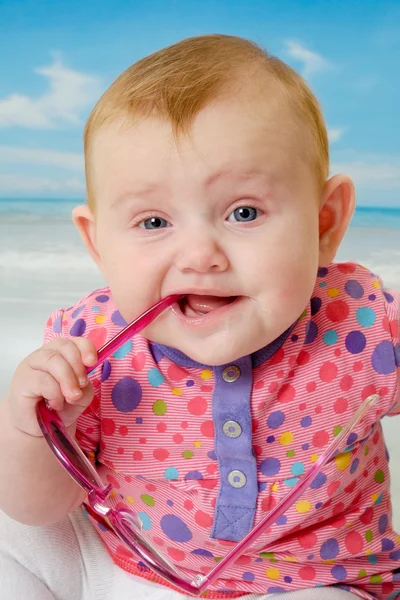 Baby på stranden — Stockfoto