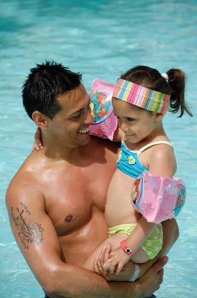 Homem e criança na piscina — Fotografia de Stock