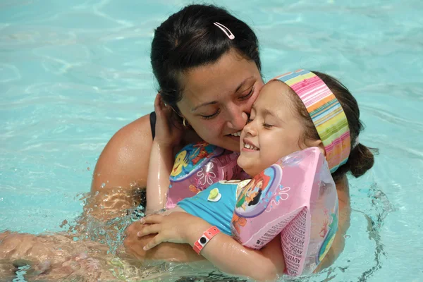 Mãe feliz e criança na piscina — Fotografia de Stock