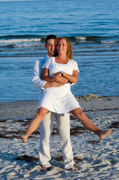 Felice giovane coppia in spiaggia — Foto Stock