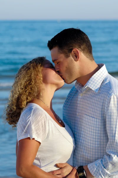 A fiatal pár csókolózik.. — Stock Fotó