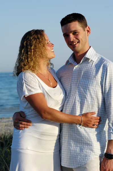 Jovem casal feliz na praia — Fotografia de Stock