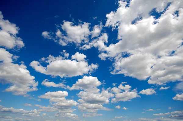 Nuvens e céu azul — Fotografia de Stock