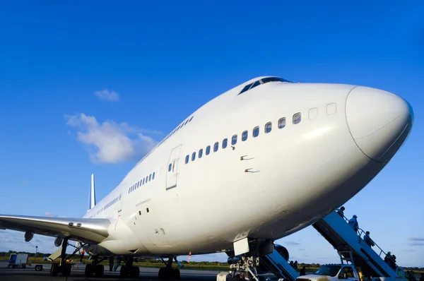 Vliegtuig op luchthaven — Stockfoto