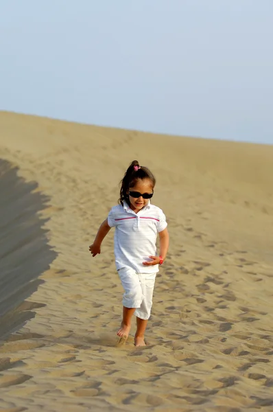 Child in desert — Stock Photo, Image