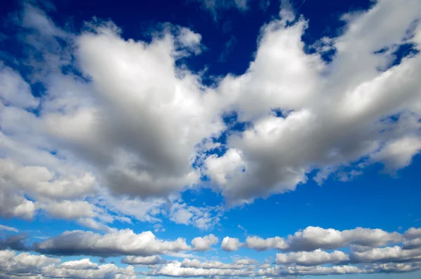 Wolken en blauwe lucht — Stockfoto