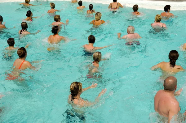 Aeróbica na piscina — Fotografia de Stock