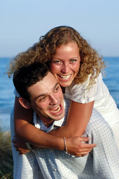 Jovem casal se divertindo — Fotografia de Stock