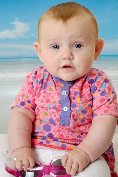 Baby på stranden — Stockfoto