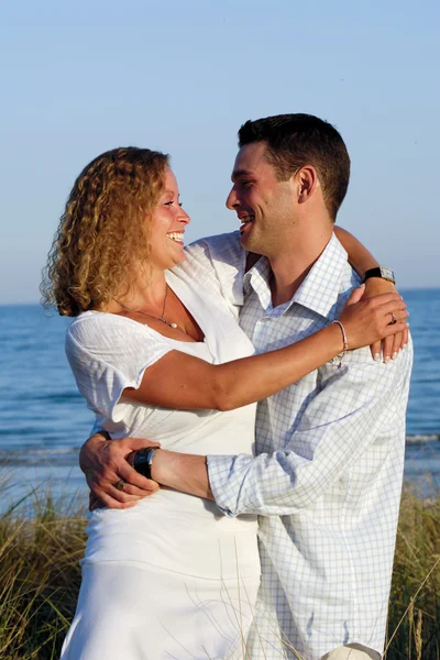 Joyeux jeune couple à la plage — Photo