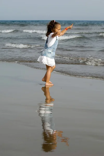 快乐的孩子在海滩上 — 图库照片