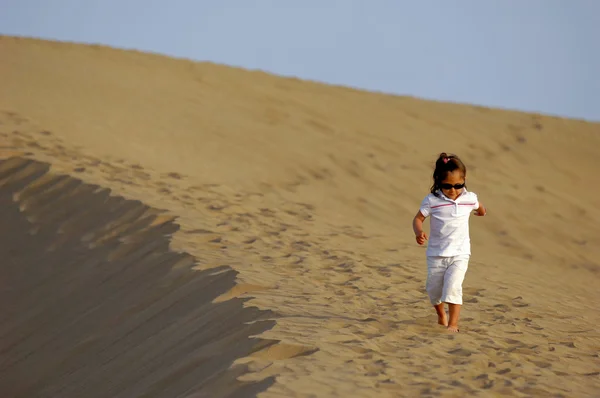 Child in desert — Stock Photo, Image