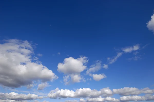 Moln och blå himmel — Stockfoto