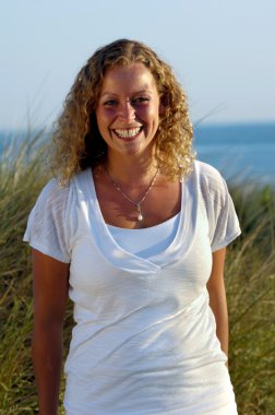 Gülümseyen genç kadın