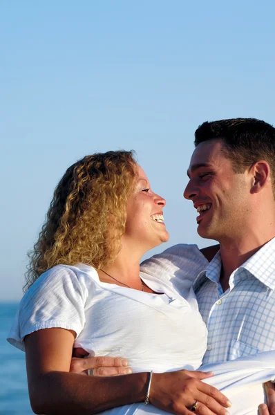 Mladý pár se usmívá — Stock fotografie