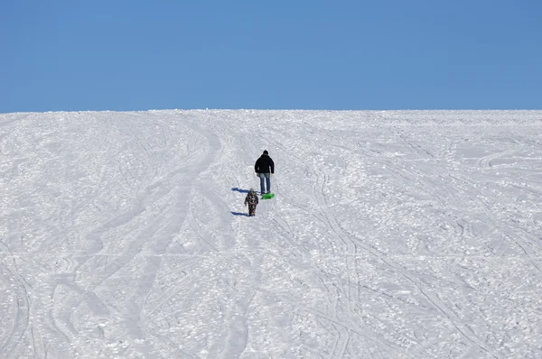 Pessoas subindo a colina no inverno — Fotografia de Stock