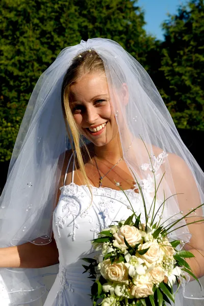 Feliz casamento sorridente noiva com buquê . — Fotografia de Stock