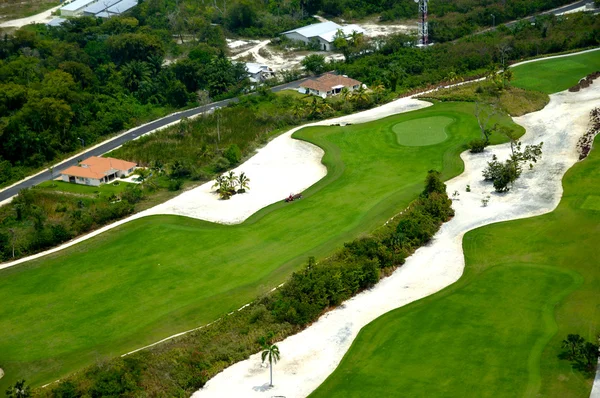 Flygande över golfbana — Stockfoto