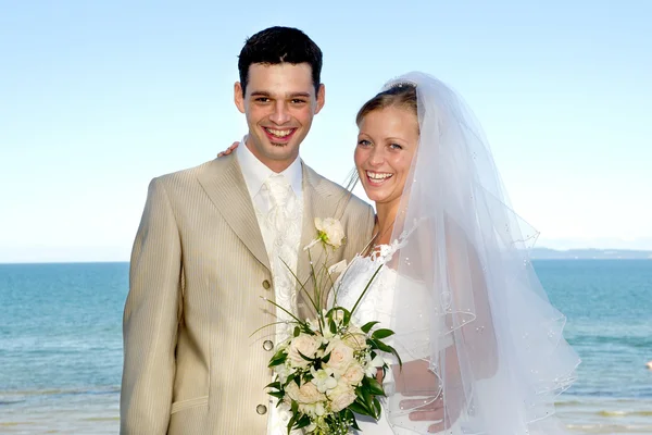 Feliz boda pareja sonriendo — Foto de Stock