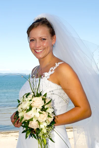 Feliz casamento sorridente noiva com buquê . — Fotografia de Stock