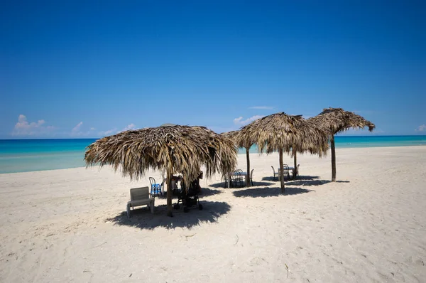 Ombrelloni Fatti Foglie Palma Sulla Spiaggia Esotica Varadero Cuba — Foto Stock