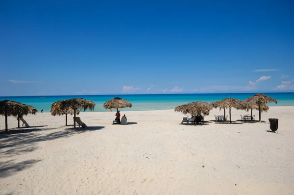 Ombrelloni Fatti Foglie Palma Sulla Spiaggia Varadero Cuba — Foto Stock