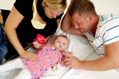 Annem ve babam onların tatlı gülümseyen 4 aylık bebek arıyoruz.