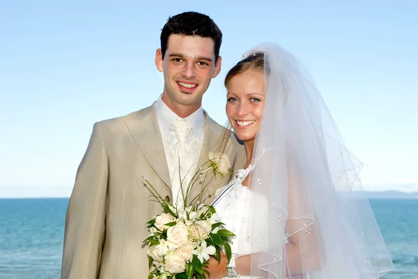 Sucede Pareja Boda Están Sonriendo Mirando — Foto de Stock