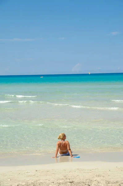 ヴァラデロ キューバのビーチで女性 — ストック写真