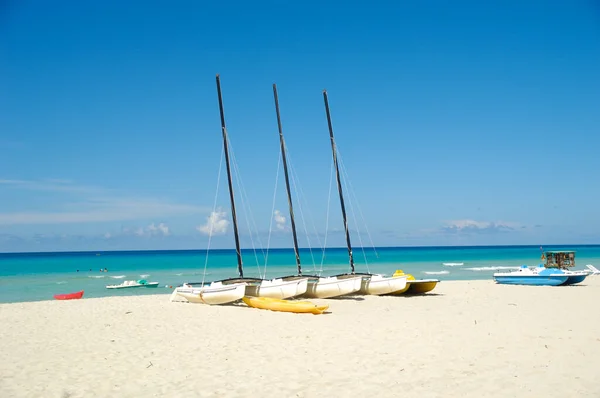 Varadero古巴热带海滩的船只 — 图库照片